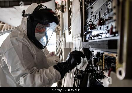 Pittsburgh, Vereinigte Staaten Von Amerika. April 2020. Pittsburgh, Vereinigte Staaten von Amerika. 15 April 2020. US Air Force SSgt. John Lundy desinfiziert die Ausrüstung in einem riesigen C-17 Globemaster III Frachtflugzeug von COVID-19, Coronavirus an der Pittsburgh International Airport Air Reserve Station 15. April 2020 in Pittsburgh, Pennsylvania. Alle Luftstreitkräfte werden nun nach jeder Mission desinfiziert, um die Ausbreitung des COVID-19, Coronavirus, einzudämmen. Kredit: Joshua J. Seybert/U.S. Air Force/Alamy Live News Stockfoto