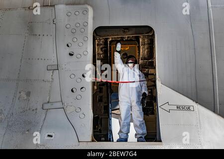 Pittsburgh, Vereinigte Staaten Von Amerika. April 2020. Pittsburgh, Vereinigte Staaten von Amerika. 15 April 2020. US Air Force SSgt. Brian Gula desinfiziert das Innere eines C-17 Globemaster III Frachtflugzeugs von COVID-19, Coronavirus an der Pittsburgh International Airport Air Reserve Station 15. April 2020 in Pittsburgh, Pennsylvania. Alle Luftstreitkräfte werden nun nach jeder Mission desinfiziert, um die Ausbreitung des COVID-19, Coronavirus, einzudämmen. Kredit: Joshua J. Seybert/U.S. Air Force/Alamy Live News Stockfoto