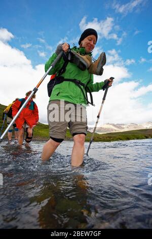 Gruppe von Wanderern über den Fluss auf dem Laugavegur Wanderweg Stockfoto