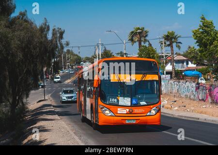 SANTIAGO, CHILE - NOVEMBER 2019: Ein Red Movilidad (Ex Transantiago) Bus in Maipú Stockfoto