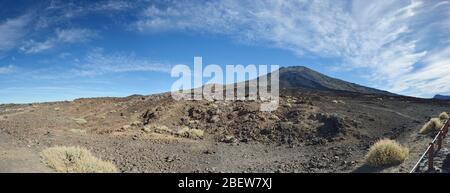 Blick vom Aussichtspunkt Mirador de Chio in Richtung Pico Viejo und Krater Narices del Teide (Teide Nases), gebildet während der letzten Eruption, die am 1. Stattfand Stockfoto