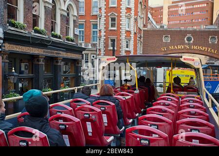 Besichtigungstour von einem Londoner Hop-on-Hop-off-Doppeldeckerbus aus Stockfoto