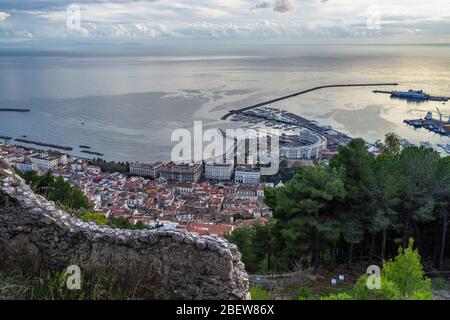 Schloss Arechi auf einem Hügel über Salerno bietet einen schönen Blick auf die Stadt und den Golf von Salerno, Kampanien, Italien Stockfoto