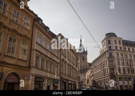 PRAG, TSCHECHIEN - 31. OKTOBER 2019: Glockenturm des Neuen Rathauses (novomestska radnice) von Prag, Tschechische Republik, umgeben von engen touristischen Stockfoto
