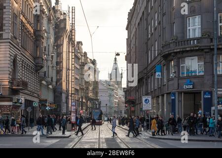 Prag, Tschechien - NOVEMBER 2, 2019: Panorama der Vodickova Straße in der Altstadt von Prag bei Sonnenuntergang im Herbst mit einer Straßenbahn vorbei. Prager Straßenbahnen ar Stockfoto