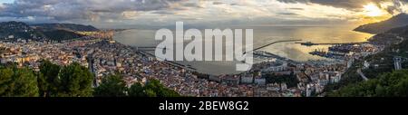 Weite Panoramasicht auf Salerno und den Golf von Salerno von der Burg Arechi bei Sonnenuntergang, Kampanien, Italien Stockfoto