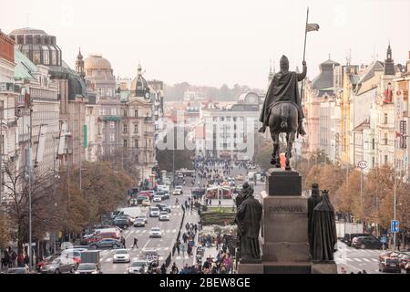 Prag, TSCHECHIEN - 31. OKTOBER 2019: Panorama von Vaclaske Namesti, oder Wenzelsplatz, mit der Statue des Heiligen Wenzel (Svaty Vaclav) im Hintergrund, a Stockfoto