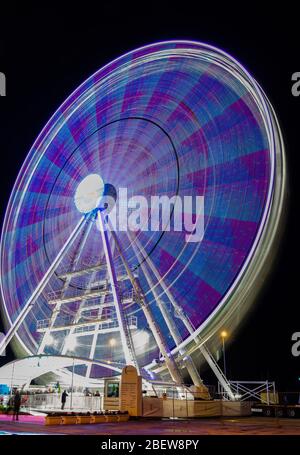 Nachtsicht auf das beleuchtete Riesenrad an der Salerno Promenade (lungomare Trieste) während der Weihnachtsferien, Kampanien, Italien Stockfoto