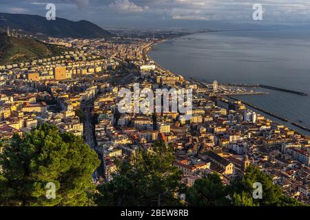 Panorama-Blick auf Salerno bei Sonnenuntergang, von Arechi Castle, der beste Aussichtspunkt der Stadt, Kampanien, Italien gesehen Stockfoto