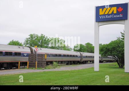 Niagara Falls, Kanada - 29. Juni 2011: Personenzug Toronto - New York steht an der Niagara Falls Station, Einsteigen der Passagiere. Stockfoto