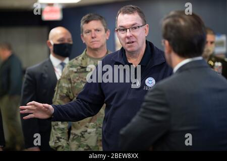 Washington, Vereinigte Staaten Von Amerika. April 2020. Washington, Vereinigte Staaten von Amerika. 15 April 2020. US-Verteidigungsminister Mark Esper, rechts, wird von Pete Gaynor, dem Administrator der Federal Emergency Management Agency, und dem Personal, während eines Besuchs des FEMA-Hauptquartiers am 15. April 2020 in Washington, DC, eine Führung über die COVID-19-Operationen gegeben. Kredit: Marvin Lynchard/DOD/Alamy Live News Stockfoto