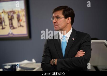 Washington, Vereinigte Staaten Von Amerika. April 2020. Washington, Vereinigte Staaten von Amerika. 15 April 2020. US-Verteidigungsminister Mark Esper führt die Operationen der Federal Emergency Management Agency COVID-19 während eines Besuchs im FEMA-Hauptquartier am 15. April 2020 in Washington, DC durch. Kredit: Marvin Lynchard/DOD/Alamy Live News Stockfoto