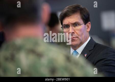 Washington, Vereinigte Staaten Von Amerika. April 2020. Washington, Vereinigte Staaten von Amerika. 15 April 2020. US-Verteidigungsminister Mark Esper, wird mein Federal Emergency Management Agency Administrator Pete Gaynor und Mitarbeiter, über COVID-19 Operationen während eines Besuchs in FEMA-Hauptquartier informiert 15. April 2020 in Washington, DC. Kredit: Marvin Lynchard/DOD/Alamy Live News Stockfoto