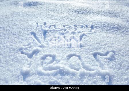 Inschrift Frohes neues Jahr auf natürlicher Schneedecke im Winter. Text, Winter Urlaub Hintergrund mit Copy Space Stockfoto