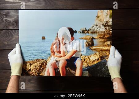 Fotografie auf Leinwand mit Galerie Wrap Methode der Leinwand Stretching gedruckt. Foto von küssen paar in der Liebe ist in männlichen Händen Stockfoto