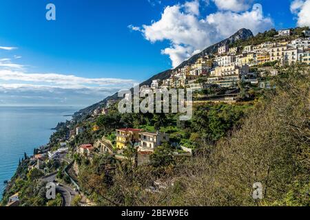 Die kleine Stadt Raito an der spektakulären Amalfiküste, Kampanien, Italien Stockfoto