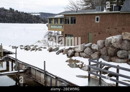 In der Gegend gibt es nicht viele Restaurants. Walter's ist vielleicht das größte direkt am Seeufer. Dies ist ein großer Squam See in Holderness, NH. Beliebter Ort. Stockfoto