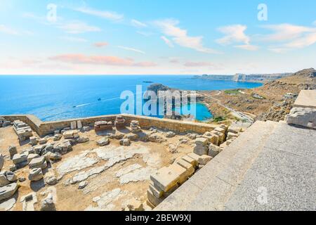 Schöner Blick von der antiken griechischen Lindos Akropolis auf die Mittelmeerinsel Rhodos Griechenland mit Blick auf die Ägäis Stockfoto