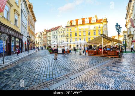 Touristen und Einheimische genießen einen geschäftigen Tag in den Geschäften und Cafés am Altstädter Ring im historischen Altstädter Ring von Prag, Tschechien Stockfoto