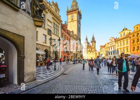 Altstadt Prag, Tschechische Republik Stadtplatz mit der Astonomical Uhr und die Muttergottes vor Tyn Kirche Türme und Türme an einem geschäftigen touristischen Tag. Stockfoto