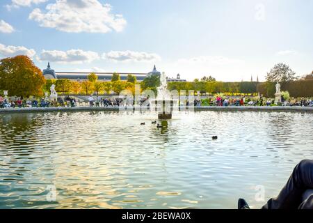 Pariser und Touristen genießen einen Nachmittag im großen Bassin rond, dem großen Wasserbrunnen-Teich im Tuileries-Garten in Paris Frankreich Stockfoto