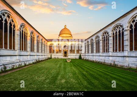 Am späten Nachmittag im Composanto Monumentale, dem antiken Friedhof und Mausoleum auf dem Platz der Wunder in der toskanischen Stadt Pisa Italien. Stockfoto