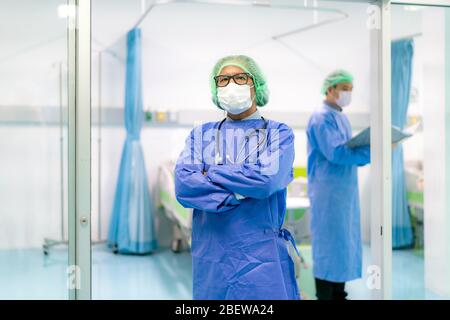 Asiatische Arzt Mann und Arzt Team Klinik Personal trägt Gesichtsmaske im Krankenhaus während Coronavirus Ausbruch. Stockfoto