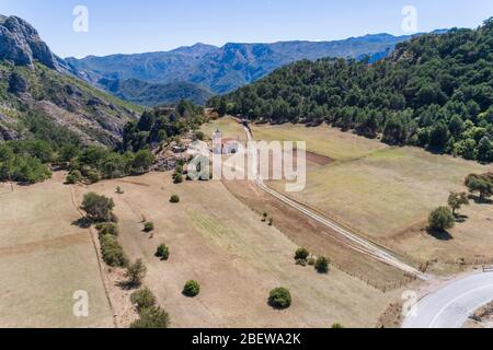 Luftaufnahme des Dorfes Klobuk in den Bergen von Bosnien und Herzegowina Stockfoto