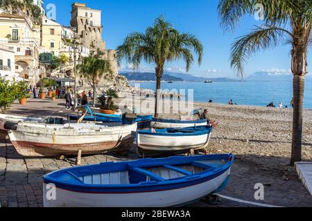 Bunte Fischerboote am Strand von Cetara, einer kleinen Stadt an der Amalfiküste, die für die Fischsauce „Colatura di alici“ berühmt ist, Kampanien, Italien Stockfoto