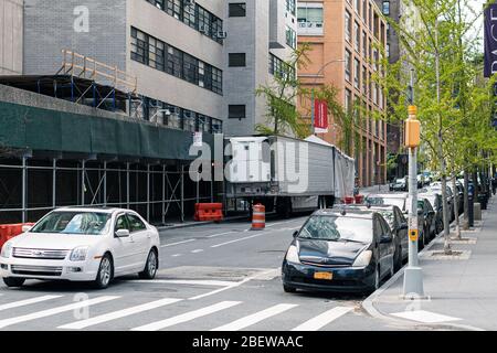 New York, USA. April 2020. Inmitten der anhaltenden COVID-19-Epidemie ist am Mittwoch, den 15. April 2020, auf der Rückseite des New York-Presbyterian Lower Manhattan Hospital in New York, NY, USA ein Kühlwagen zu sehen. (Foto von Albin Lohr-Jones/Sipa USA) Quelle: SIPA USA/Alamy Live News Stockfoto