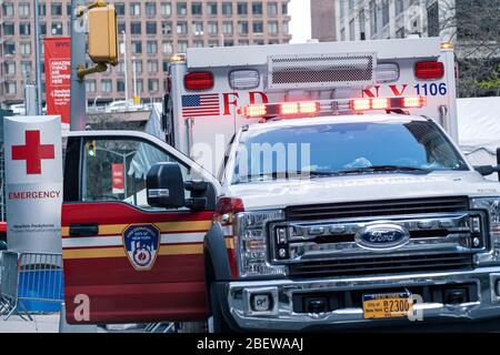 New York, USA. April 2020. Inmitten der anhaltenden COVID-19-Epidemie wird am Mittwoch, den 15. April 2020, am Eingang der Notaufnahme des New York-Presbyterian Lower Manhattan Hospital in New York, NY, USA, ein Krankenwagen gesehen. (Foto von Albin Lohr-Jones/Sipa USA) Quelle: SIPA USA/Alamy Live News Stockfoto