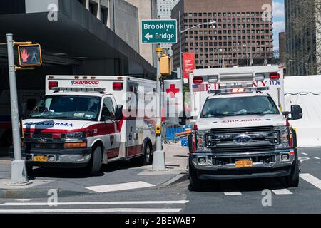 New York, USA. April 2020. Inmitten der anhaltenden COVID-19-Epidemie werden am Mittwoch, den 15. April 2020, Krankenwagen am Eingang der Notaufnahme des New York-Presbyterian Lower Manhattan Hospital in New York, NY, USA geparkt gesehen. (Foto von Albin Lohr-Jones/Sipa USA) Quelle: SIPA USA/Alamy Live News Stockfoto