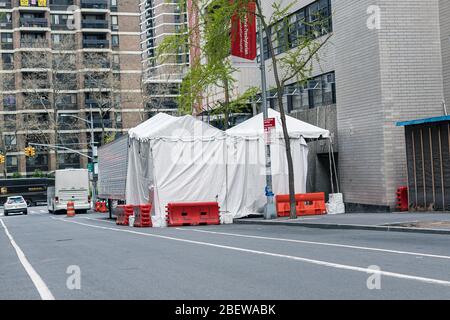 New York, USA. April 2020. Inmitten der anhaltenden COVID-19-Epidemie ist am Mittwoch, den 15. April 2020, auf der Rückseite des New York-Presbyterian Lower Manhattan Hospital in New York, NY, USA ein Kühlwagen zu sehen. (Foto von Albin Lohr-Jones/Sipa USA) Quelle: SIPA USA/Alamy Live News Stockfoto