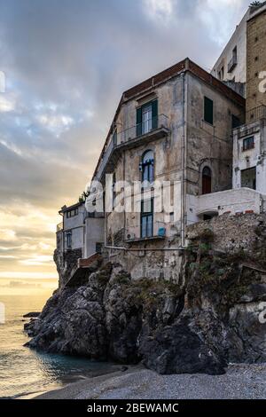 Ein altes Gebäude mit Blick auf den Strand von Minori, einer kleinen Stadt an der Amalfiküste, Kampanien, Italien Stockfoto
