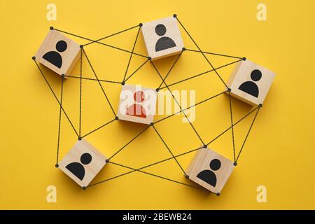 Team Leader Concept - abstrakte Menschen auf Würfeln mit Krawatten. Nahaufnahme. Stockfoto