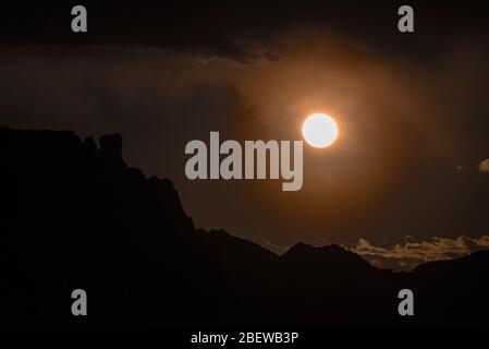 Super 'Pink' Mond in der Nacht und frühen Morgendämmerung, über Capitol Reef National Park, Utah, USA. Ein Supermond ist, wenn er der Erde am nächsten ist. Stockfoto