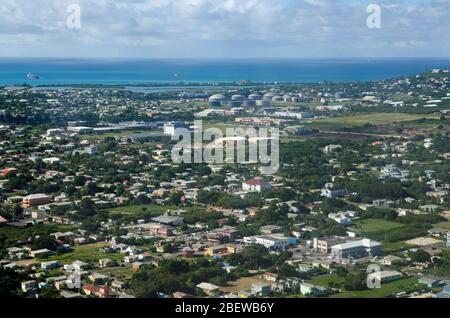 Luftaufnahme der Stadt St. John's, Antigua und Barbuda mit Blick über Häuser zu mehreren Einkaufszentren und der West Indies Oil Company Termina Stockfoto