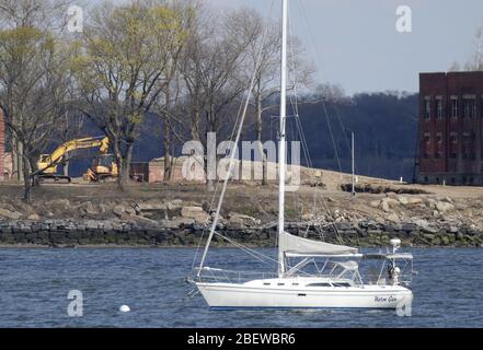 New York, Usa. April 2020. Am Mittwoch, den 15. April 2020, wird auf Hart Island in New York City ein Bagger geparkt. Seit fast zwei Jahrhunderten benutzt New York City Hart Island als einen Ort, an dem unbeanspruchte Körper begraben und zur Ruhe gelegt werden können. Aufgrund von Coronavirus Bestattungen haben hier zugenommen. Die Zahl der Todesursachen in New York City ist jetzt auf mehr als 10,000 gestiegen. Foto von John Angelillo/UPI Quelle: UPI/Alamy Live News Stockfoto