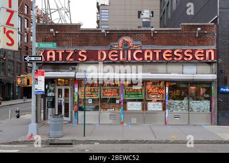 Katz's Delicatessen, 205 East Houston Street, New York. NYC-Schaufensterfoto eines koscheren Delikatessenrestaurants in Manhattans Lower East Side Stockfoto