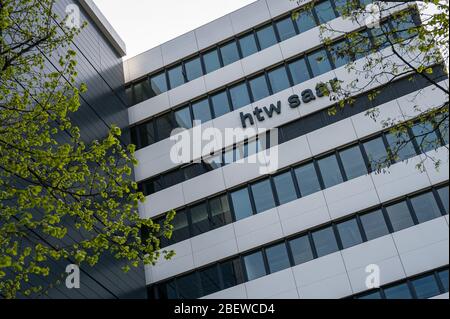 15. April 2020, Saarland, Saarbrücken: Das Hochhaus der Hochschule für Technik und Wirtschaft des Saarlandes (HTW). Das Oberlandesgericht Saarland entscheidet, wer die Kosten für die Brandschutzverbesserungen zu tragen hat. Foto: Oliver Dietze/dpa Stockfoto