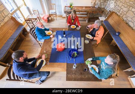 Biebelnheim, Deutschland. März 2020. Christoph Hosseus (l-r), Weingut Schönhals, Martin Knab, Betriebsleiter und Kellermeister, Elke Diepenbeck, Roland Kalus (beide Betreiber des Kulturgut Bechtolsheim/Kleinkunstbühne für Musik) und Hanneke Schönhals, Winzer und Inhaber des Weingutes Schönhals, essen zusammen und halten Abstand. Das Weingut Schönhals beschäftigt zwei Künstler im Weingut, die aufgrund der Koronakrise kein Einkommen haben. (To dpa - 'More Desire for Wine' - Winzer behaupten sich in der Corona-Krise) Quelle: Andreas Arnold/dpa/Alamy Live News Stockfoto