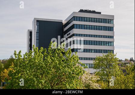 15. April 2020, Saarland, Saarbrücken: Das Hochhaus der Hochschule für Technik und Wirtschaft des Saarlandes (HTW). Das Oberlandesgericht Saarland entscheidet, wer die Kosten für die Brandschutzverbesserungen zu tragen hat. Foto: Oliver Dietze/dpa Stockfoto