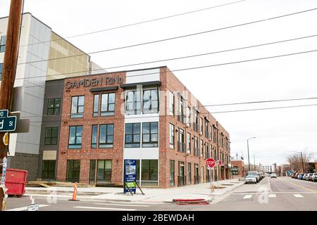 Denver, Colorado - 15. April 2020: Ruhige Straßen im Rino District, umgeben von modernen Eigentumswohnungen. River North Arts District Stockfoto