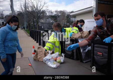 Chelsea, Massachusetts, USA. April 2020. Chelsea, Massachusetts, ist der am stärksten betroffenen Bereich des Staates während COVID-19, Corona Virus. Eine überwiegend lateinamerikanische Gemeinschaft, die sich den Luxus sozialer Distanz nicht leisten kann. Die Stadt hat eine Bevölkerung von 40,000 Menschen in einem 2 Quadratmeilen Radius. 80% der Bevölkerung gelten als wichtige Arbeitskräfte, wie Supermarktmitarbeiter, Transitmitarbeiter usw. das Chelsea-Schulsystem verteilt täglich Frühstück und Mittagessen an Bedürftige. Kredit: Allison Dinner/ZUMA Wire/Alamy Live News Stockfoto