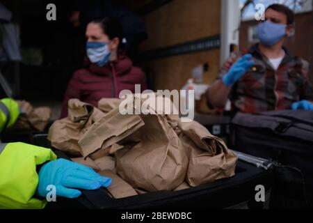Chelsea, Massachusetts, USA. April 2020. Chelsea, Massachusetts, ist der am stärksten betroffenen Bereich des Staates während COVID-19, Corona Virus. Eine überwiegend lateinamerikanische Gemeinschaft, die sich den Luxus sozialer Distanz nicht leisten kann. Die Stadt hat eine Bevölkerung von 40,000 Menschen in einem 2 Quadratmeilen Radius. 80% der Bevölkerung gelten als wichtige Arbeitskräfte, wie Supermarktmitarbeiter, Transitmitarbeiter usw. das Chelsea-Schulsystem verteilt täglich Frühstück und Mittagessen an Bedürftige. Kredit: Allison Dinner/ZUMA Wire/Alamy Live News Stockfoto