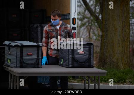 Chelsea, Massachusetts, USA. April 2020. Chelsea, Massachusetts, ist der am stärksten betroffenen Bereich des Staates während COVID-19, Corona Virus. Eine überwiegend lateinamerikanische Gemeinschaft, die sich den Luxus sozialer Distanz nicht leisten kann. Die Stadt hat eine Bevölkerung von 40,000 Menschen in einem 2 Quadratmeilen Radius. 80% der Bevölkerung gelten als wichtige Arbeitskräfte, wie Supermarktmitarbeiter, Transitmitarbeiter usw. das Chelsea-Schulsystem verteilt täglich Frühstück und Mittagessen an Bedürftige. Kredit: Allison Dinner/ZUMA Wire/Alamy Live News Stockfoto