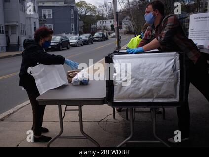 Chelsea, Massachusetts, USA. April 2020. Chelsea, Massachusetts, ist der am stärksten betroffenen Bereich des Staates während COVID-19, Corona Virus. Eine überwiegend lateinamerikanische Gemeinschaft, die sich den Luxus sozialer Distanz nicht leisten kann. Die Stadt hat eine Bevölkerung von 40,000 Menschen in einem 2 Quadratmeilen Radius. 80% der Bevölkerung gelten als wichtige Arbeitskräfte, wie Supermarktmitarbeiter, Transitmitarbeiter usw. das Chelsea-Schulsystem verteilt täglich Frühstück und Mittagessen an Bedürftige. Kredit: Allison Dinner/ZUMA Wire/Alamy Live News Stockfoto