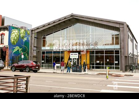 Denver, Colorado - 15. April 2020: Ruhige Straßen in der Nähe von Shake Shack im Rino District während Covid-19 Aufenthalt zu Hause bestellen. River North Arts Distri Stockfoto