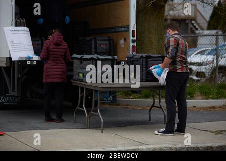 Chelsea, Massachusetts, USA. April 2020. Chelsea, Massachusetts, ist der am stärksten betroffenen Bereich des Staates während COVID-19, Corona Virus. Eine überwiegend lateinamerikanische Gemeinschaft, die sich den Luxus sozialer Distanz nicht leisten kann. Die Stadt hat eine Bevölkerung von 40,000 Menschen in einem 2 Quadratmeilen Radius. 80% der Bevölkerung gelten als wichtige Arbeitskräfte, wie Supermarktmitarbeiter, Transitmitarbeiter usw. das Chelsea-Schulsystem verteilt täglich Frühstück und Mittagessen an Bedürftige. Kredit: Allison Dinner/ZUMA Wire/Alamy Live News Stockfoto