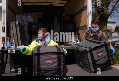 Chelsea, Massachusetts, USA. April 2020. Chelsea, Massachusetts, ist der am stärksten betroffenen Bereich des Staates während COVID-19, Corona Virus. Eine überwiegend lateinamerikanische Gemeinschaft, die sich den Luxus sozialer Distanz nicht leisten kann. Die Stadt hat eine Bevölkerung von 40,000 Menschen in einem 2 Quadratmeilen Radius. 80% der Bevölkerung gelten als wichtige Arbeitskräfte, wie Supermarktmitarbeiter, Transitmitarbeiter usw. das Chelsea-Schulsystem verteilt täglich Frühstück und Mittagessen an Bedürftige. Kredit: Allison Dinner/ZUMA Wire/Alamy Live News Stockfoto